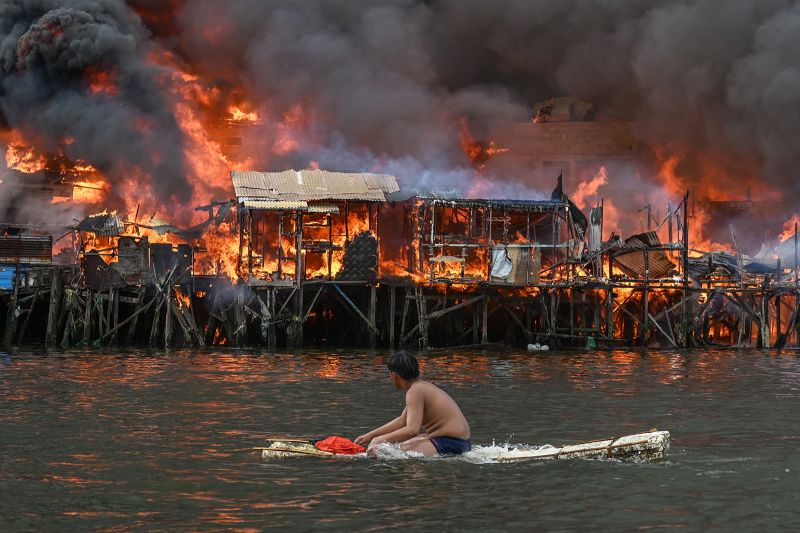 Inferno destroys thousands of shanties in Manila’s biggest slum area