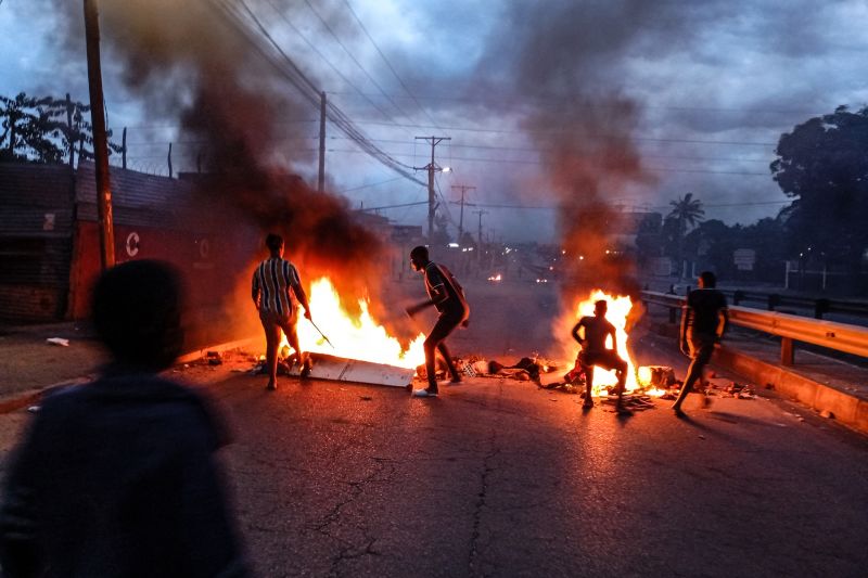 Mozambique police commander says 33 dead, 1,500 escaped in Maputo prison riot