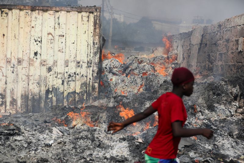 Huge fire at Ghanaian clothing market destroys hundreds of market stalls