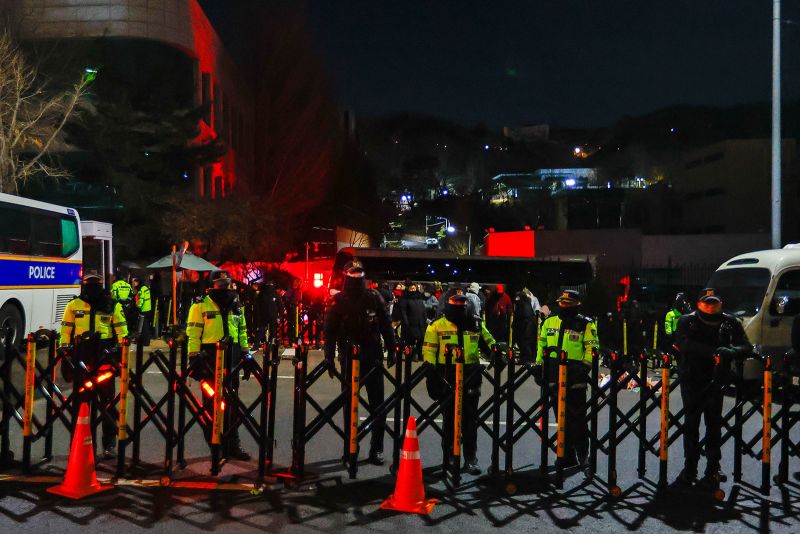 South Korean authorities launch second attempt to arrest president, reports Yonhap